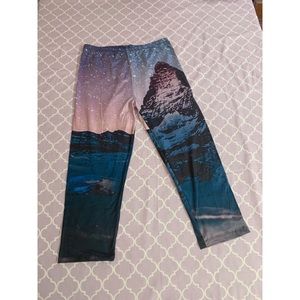 4/$10 Sierra landscape Cropped Leggings Plus
